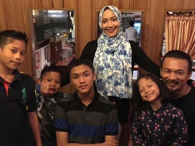 Saat bahagia Ziana Zain bersama suami dan anak-anak